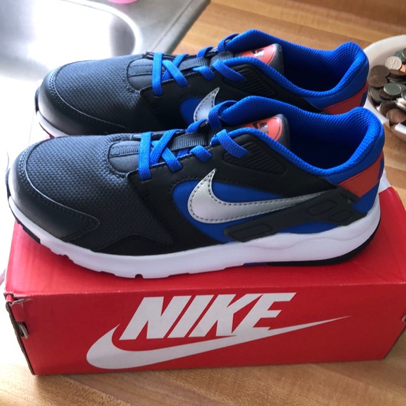 Nike kids shoes size 2 - Picture 5 of 6